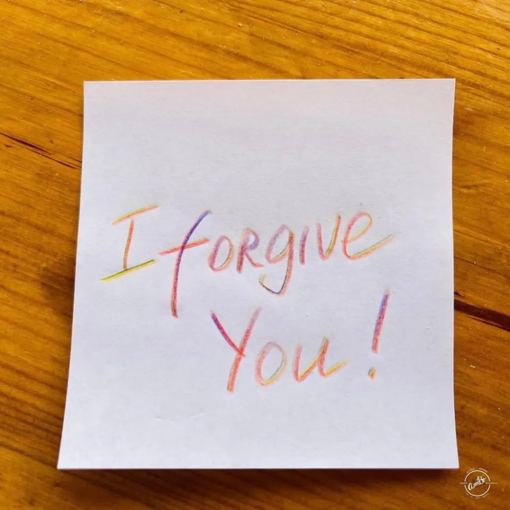 A note that says i forgive you on it.